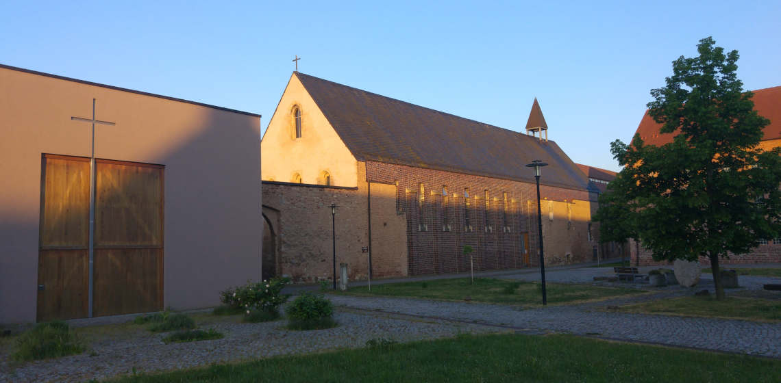 Gertrudkapelle und Klosterkirche (Außenansicht)